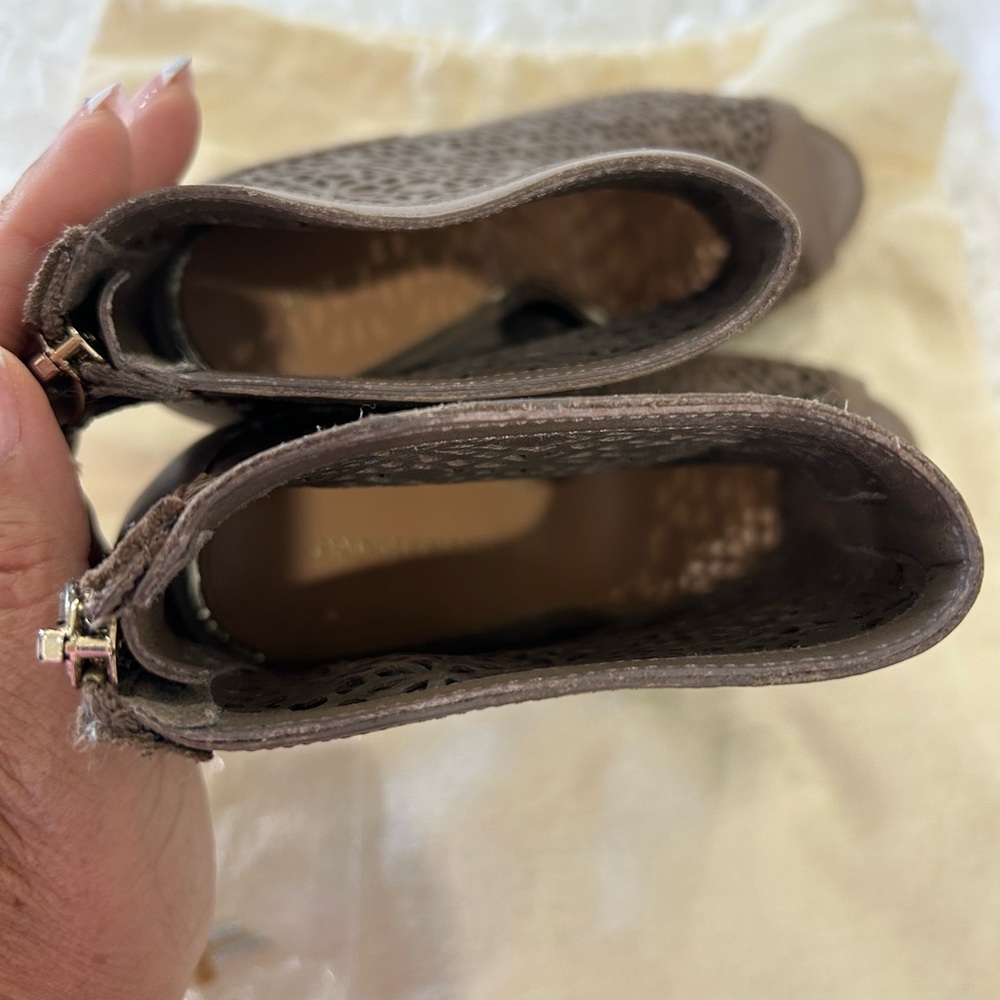 💥PRICE⬇️
 BADGLEY MISCHKA - High Heel Taupe Bootie - size 7 - - Picture 8 of 10